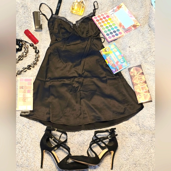 Beautiful satin dress with lace touch 🫠 size Medium - Picture 5 of 5